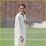 Кейт Мидълтън игра на крикет в бяло
