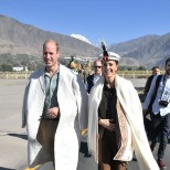 Уилям и Кейт облечени в носии в Пакистан