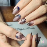 маникюр с изящни пеперуди и кристали