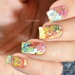 нейл арт върху бял фон с листа