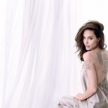 Анджелина Джоли гол гръб