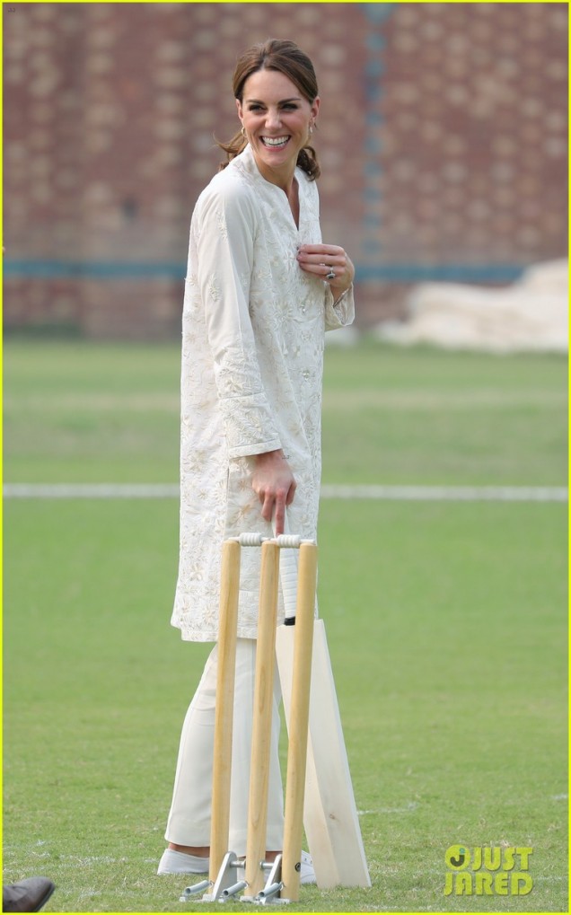 Кейт Мидълтън игра на крикет в бяло