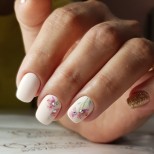 маникюр за къси нокти с изящни цветя
