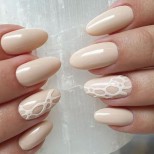 бежови нокти 2020