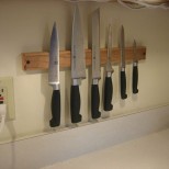 ножове на стената