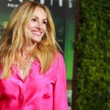 Джулия Робъртс в цикламено