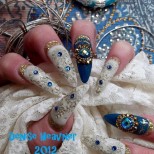 арабски маникюр бяло синьо и камъчета