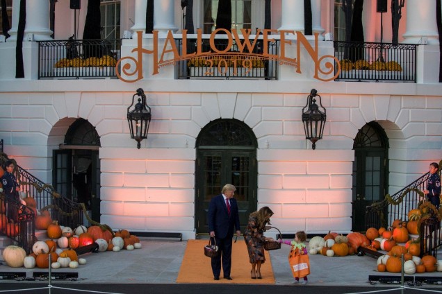 Мелания и Доналд Тръмп пред Белия дом