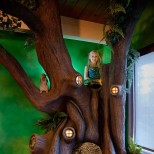 детска стая с дърво