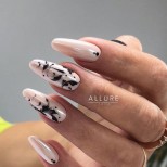 бежови нокти с цветя