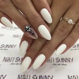 бял маникюр изящни кристали