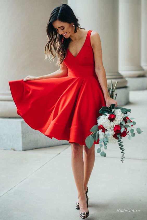младежка червена рокля