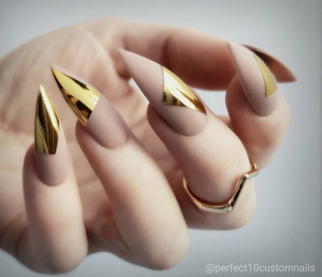 златен маникюр дълги нокти