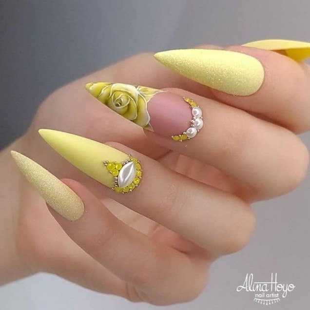 жълти остри нокти