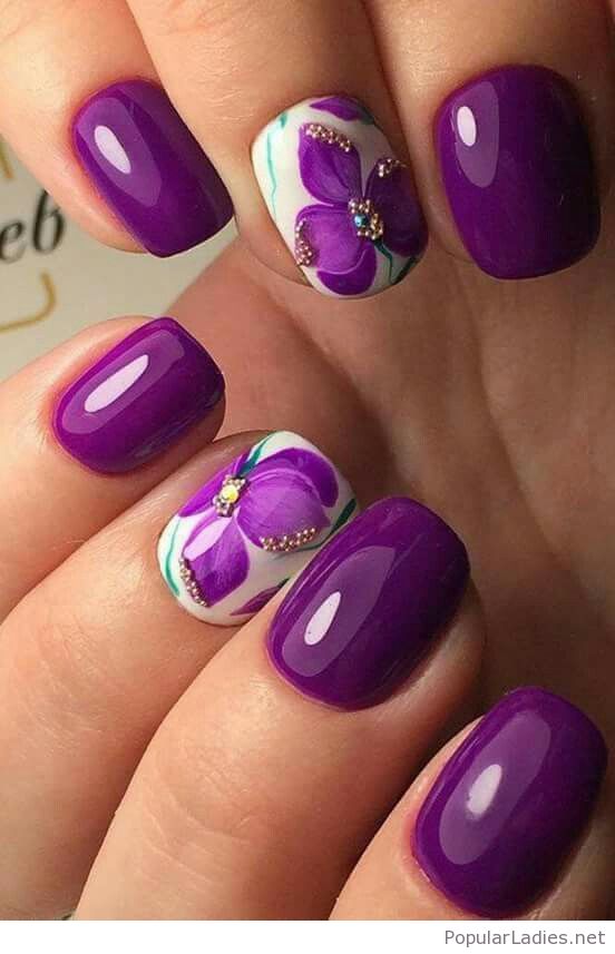 лилав с цветя за къси нокти