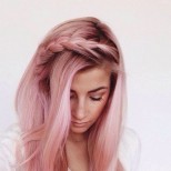 бебешки розов цвят на косата