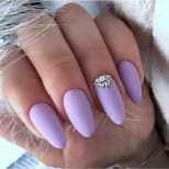 маникюр лавандулово лилаво