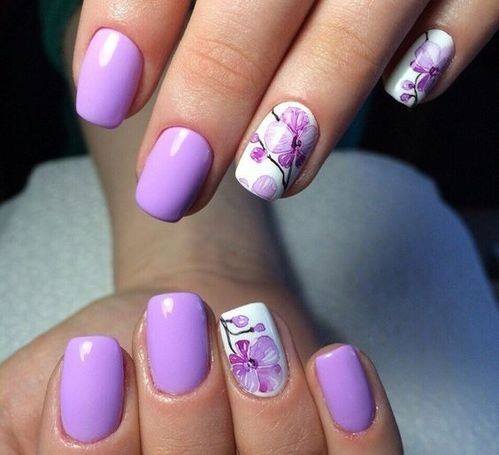 лилав къси нокти с цвете.jpg