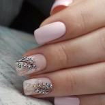 бледо розово с листа