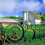 ограда от стари колелета