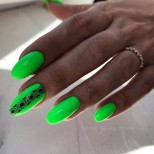 маникюр неоново зелено