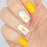 жълти нокти с цветя.jpg