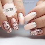 бледо розово маникюр.jpg