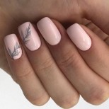 бледо розово маникюр