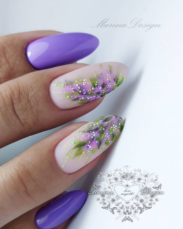 лилав маникюр с цветя