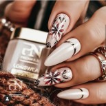 необичаен и красив маникюр