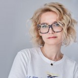 небрежен къдрав боб