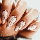 красив маникюр златни нишки