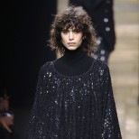 небрежен къдрав бретон