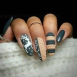 необичаен коледен маникюр