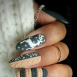 необичаен коледен маникюр