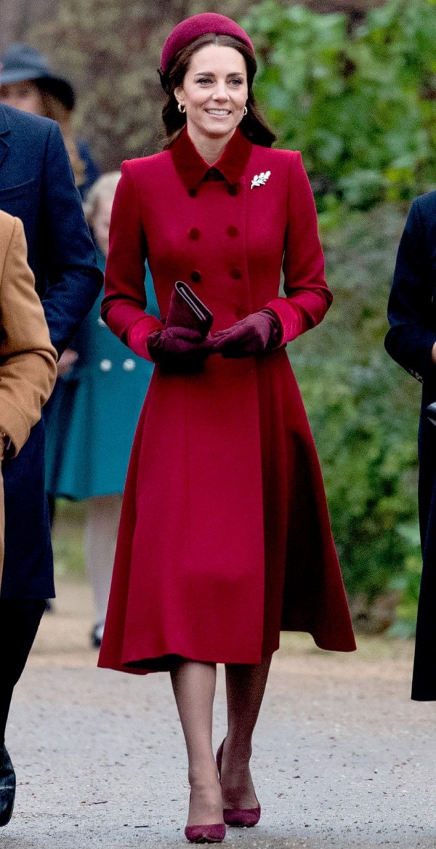 Кейт Мидълтън вишнево палто