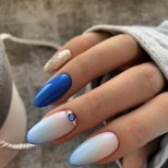 необичаен зимен омбре маникюр