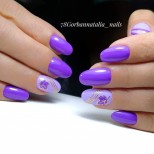 ярко лилав маникюр