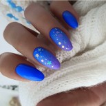 ярко син маникюр