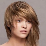 ефектна асиметрична прическа