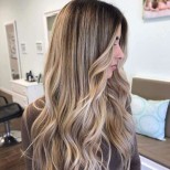 каскада на много дълга коса