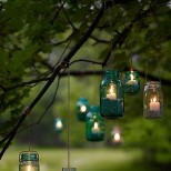 романтични фенери в градината