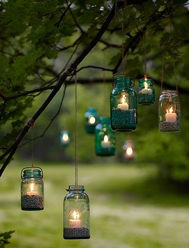 романтични фенери в градината