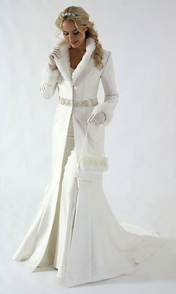Красива бяла сватбена рокля с бяло палто от кожа