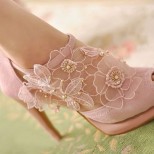розови дантелени обувки