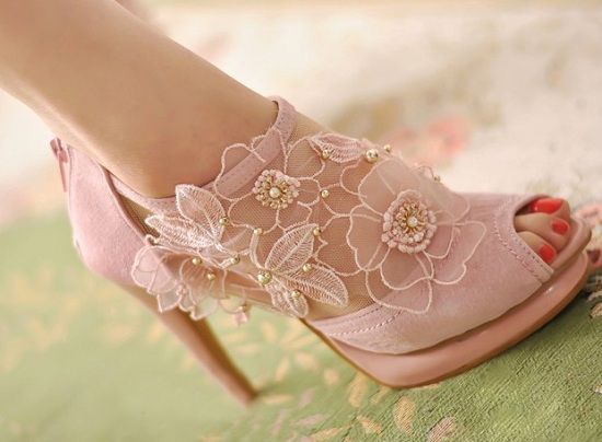 розови дантелени обувки