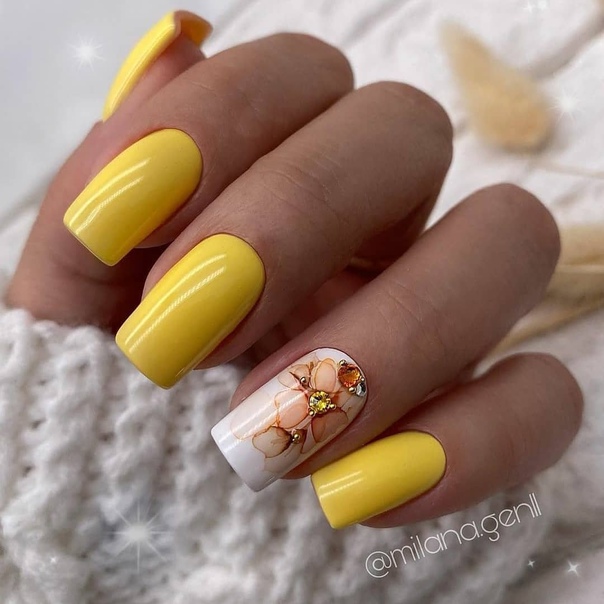 жълт с цветя