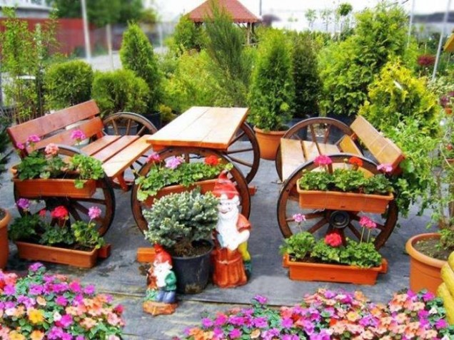 градински пейки с цветя