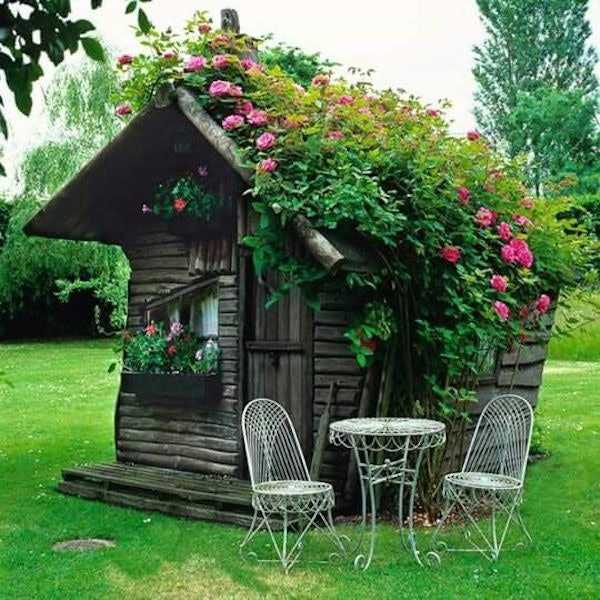 градинска къщичка с цветя