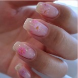 маникюр светли цветя